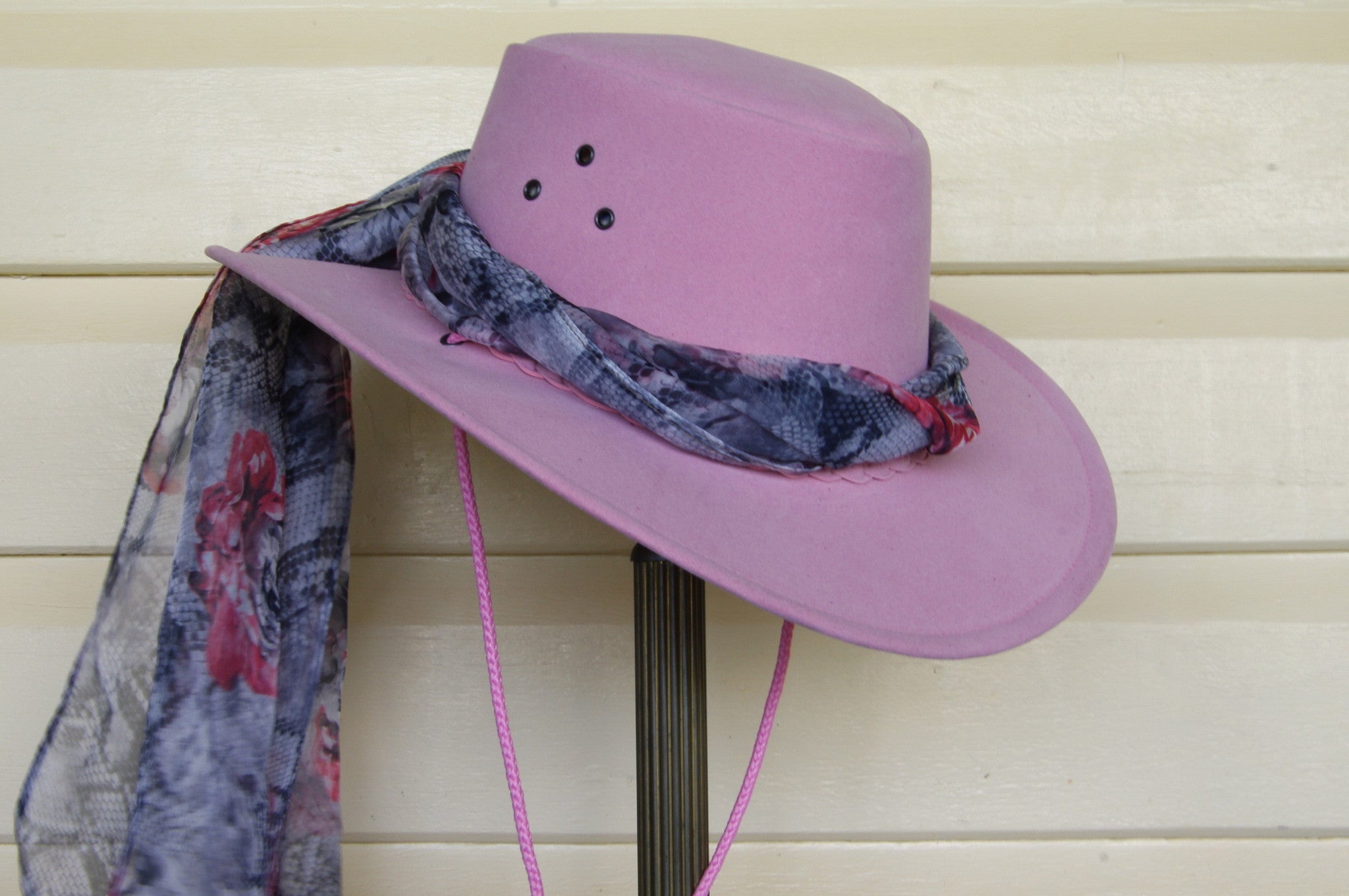 Colonial Hat In Pink Suede